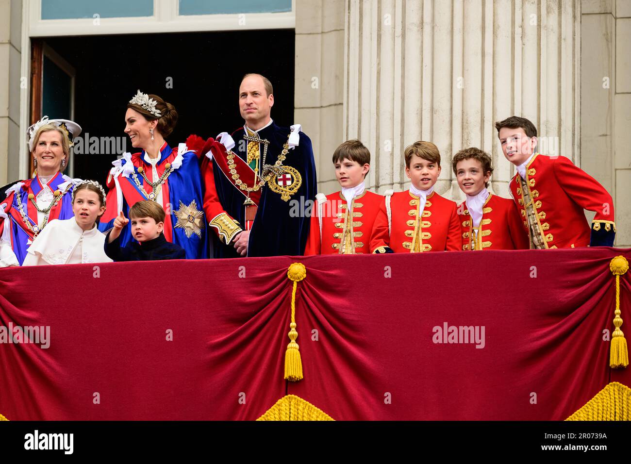 (Da sinistra a destra) la Duchessa di Edimburgo, la Principessa Charlotte, il Vice ammiraglio Timothy Laurence, la Principessa di Galles, il Principe Louis, il Principe di Galles, la pagina dell'onore Lord Oliver Cholmondeley, il Principe George, la pagina dell'onore Nicholas Barclay e la pagina dell'onore Ralph Tollemache sul balcone di Buckingham Palace, Londra, Per vedere un sorvolo in aereo dalla Royal Navy, Army Air Corps e Royal Air Force - tra cui le frecce rosse, dopo l'incoronazione di re Carlo III e la regina Camilla. Data immagine: Sabato 6 maggio 2023. Foto Stock