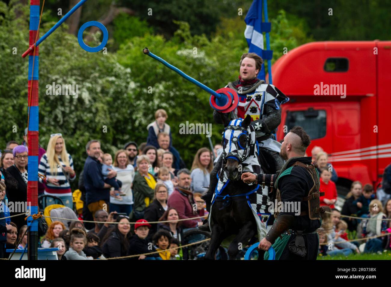 Chalfont, Regno Unito. 7 maggio 2023. Un re-enactor come cavaliere corazzato cattura anelli durante un torneo di giostra medievale Royal Coronation al Chiltern Open Air Museum. L'evento si svolge il giorno dopo l'incoronazione del re Carlo III e della regina Camilla. Il museo racconta la storia della zona dei Chilterns attraverso la conservazione di edifici storici, paesaggi e cultura. Foto Stock
