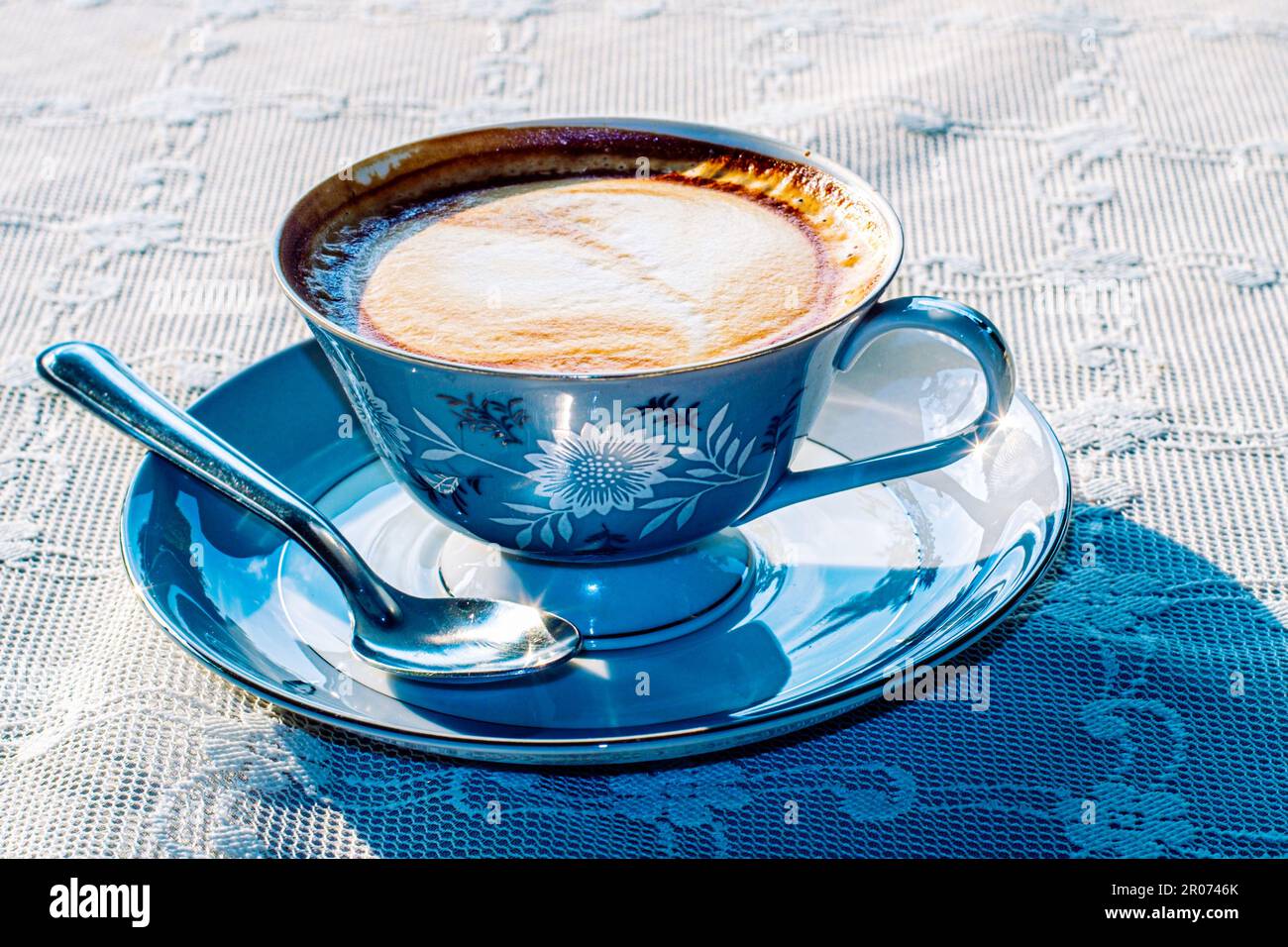 Tè al latte o caffè con latte in tazza con motivo blu d'annata Foto Stock