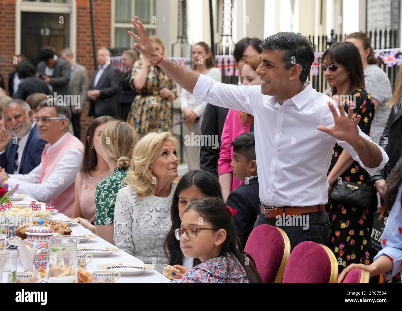 Il primo ministro Rishi Sunak parla agli ospiti durante un grande pranzo di incoronazione a Downing Street, Londra, per volontari, rifugiati ucraini nel Regno Unito e gruppi giovanili. Migliaia di persone in tutto il paese celebrano il Grande pranzo di incoronazione di domenica per celebrare l'incoronazione di re Carlo III e della regina Camilla. Data immagine: Domenica 7 maggio 2023. Foto Stock