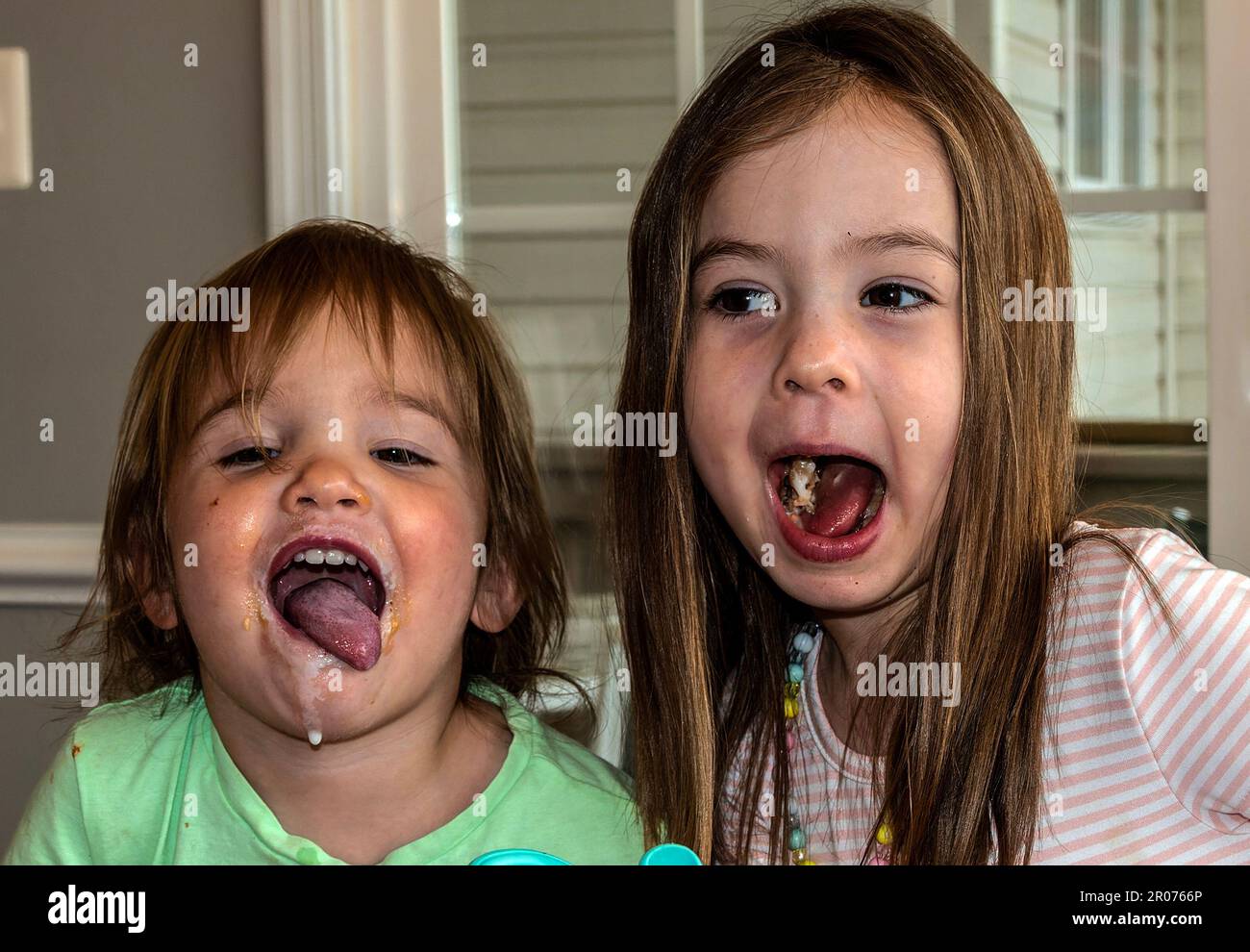 Due ragazze sciocco mostrano la loro cena Foto Stock