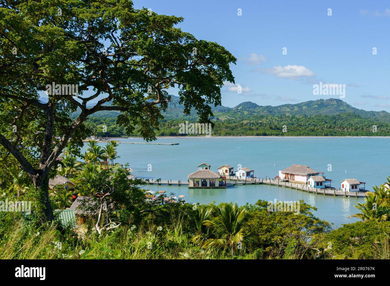 Bungalows sull'acqua a Puerto Plata nel paesaggio dell'Isola della Repubblica Dominicana a tutto scatto Foto Stock