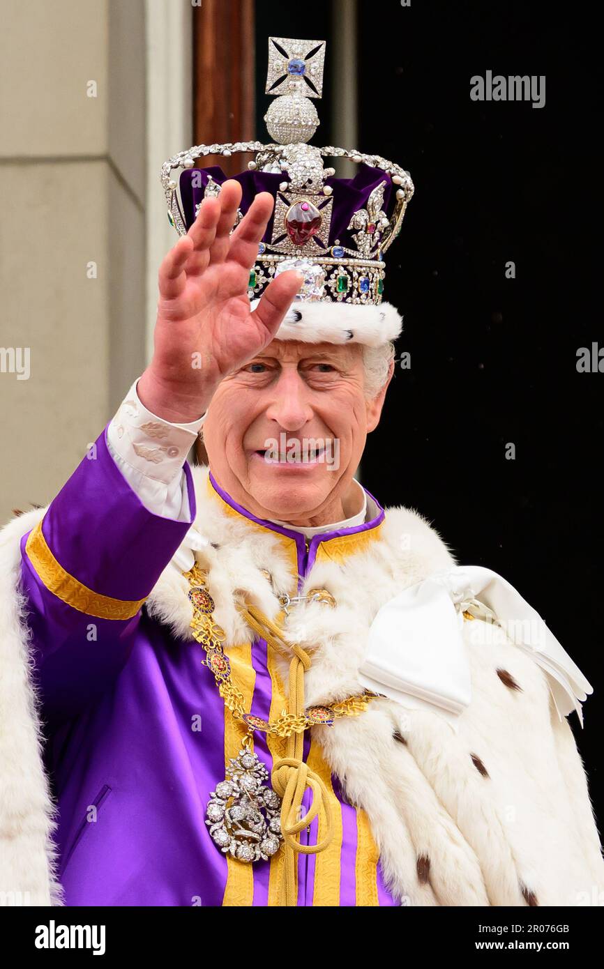 Re Carlo III sul balcone di Buckingham Palace dopo l'incoronazione di Re Carlo III e della Regina Camilla all'Abbazia di Westminster, Londra. Data immagine: Sabato 6 maggio 2023. Foto Stock