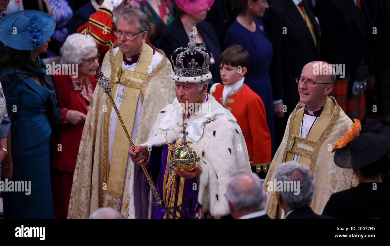 Re Carlo III parte dopo la cerimonia di incoronazione all'Abbazia di Westminster, Londra. Data immagine: Sabato 6 maggio 2023. Foto Stock