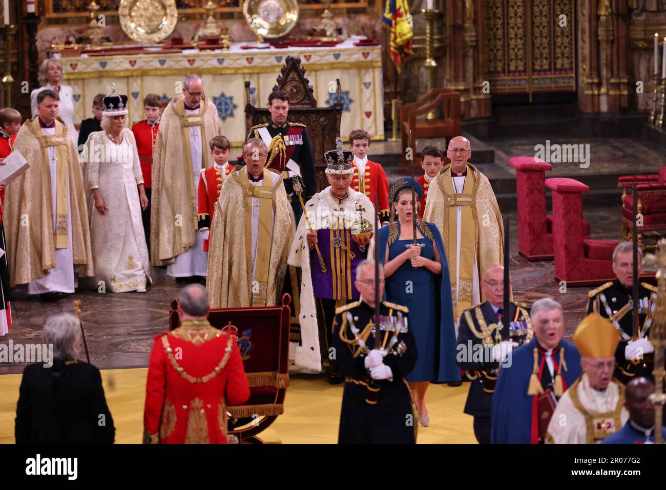 Re Carlo III con l'Orb del Sovrano, come Signore Presidente del Consiglio, Penny Mordaunt, porta la spada di Stato, durante la sua incoronazione all'Abbazia di Westminster, Londra. Data immagine: Sabato 6 maggio 2023. Foto Stock