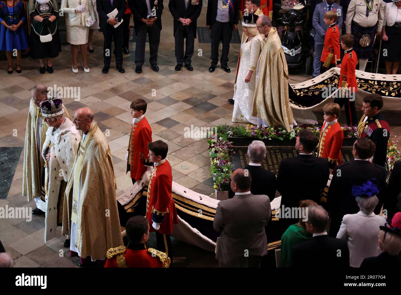 Re Carlo III e la Regina Camilla partono dopo la loro incoronazione all'Abbazia di Westminster, Londra. Data immagine: Sabato 6 maggio 2023. Foto Stock