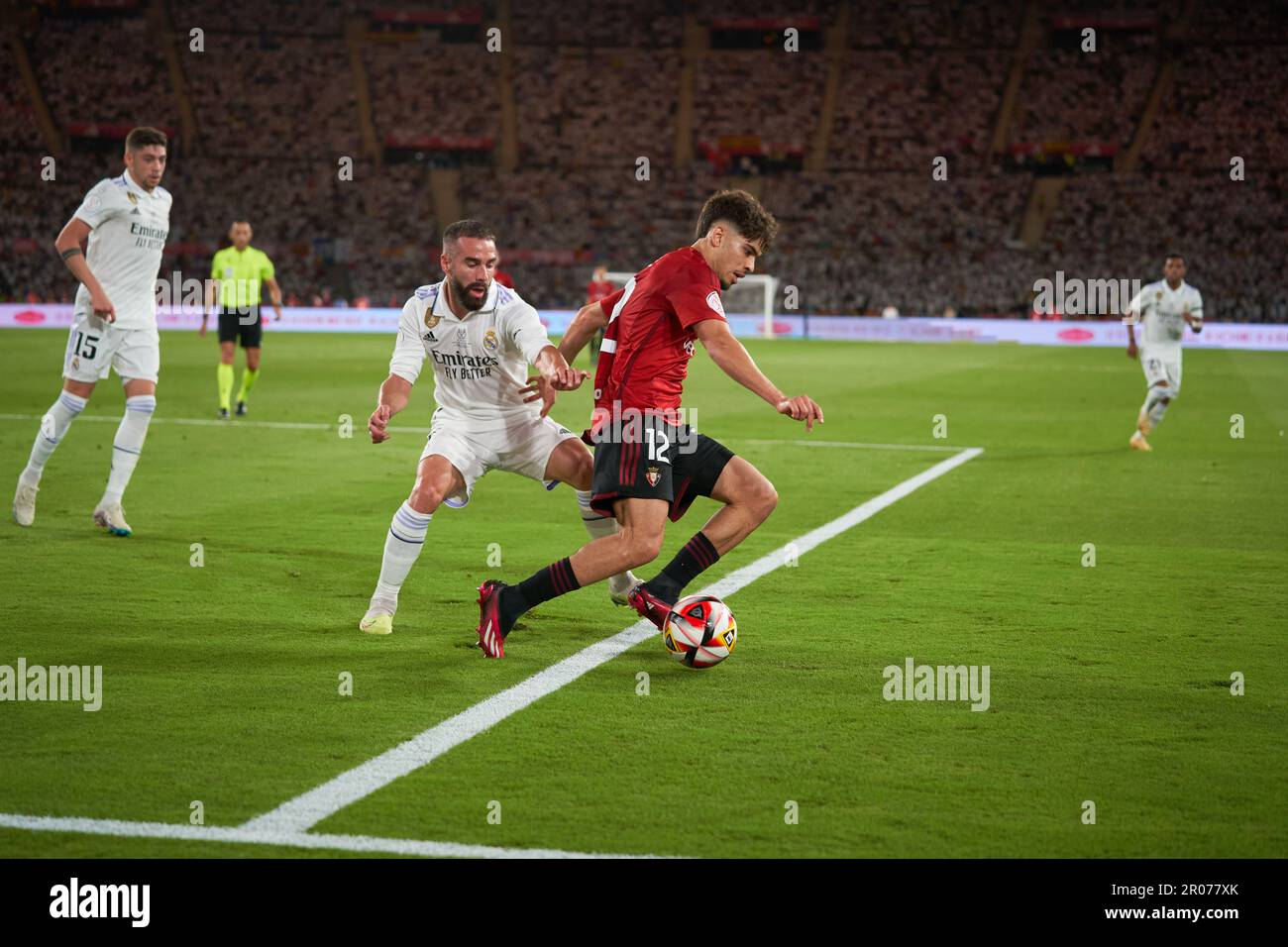 Daniel Carvajal Ramon del Real Madrid CF (L) e ABDE Ezzalzouli della CA Osasuna (R) in azione durante la finale della Copa del Rey il 6 maggio 2023 allo Stadio Olimpico la Cartuja (Sevilla, finale della Copa del Rey il 6 maggio 2023). Madrid CF 2:1 CA Osasuna (Foto di Vicente Vidal Fernandez/Sipa USA) Credit: Sipa USA/Alamy Live News Foto Stock
