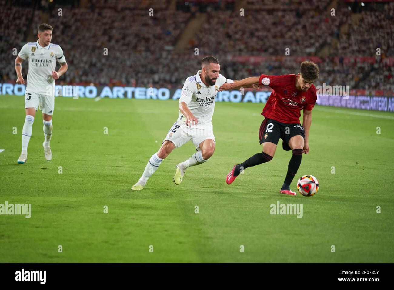 Daniel Carvajal Ramon del Real Madrid CF (L) e ABDE Ezzalzouli della CA Osasuna (R) in azione durante la finale della Copa del Rey il 6 maggio 2023 allo Stadio Olimpico la Cartuja (Sevilla, finale della Copa del Rey il 6 maggio 2023). Madrid CF 2:1 CA Osasuna (Foto di Vicente Vidal Fernandez/Sipa USA) Credit: Sipa USA/Alamy Live News Foto Stock