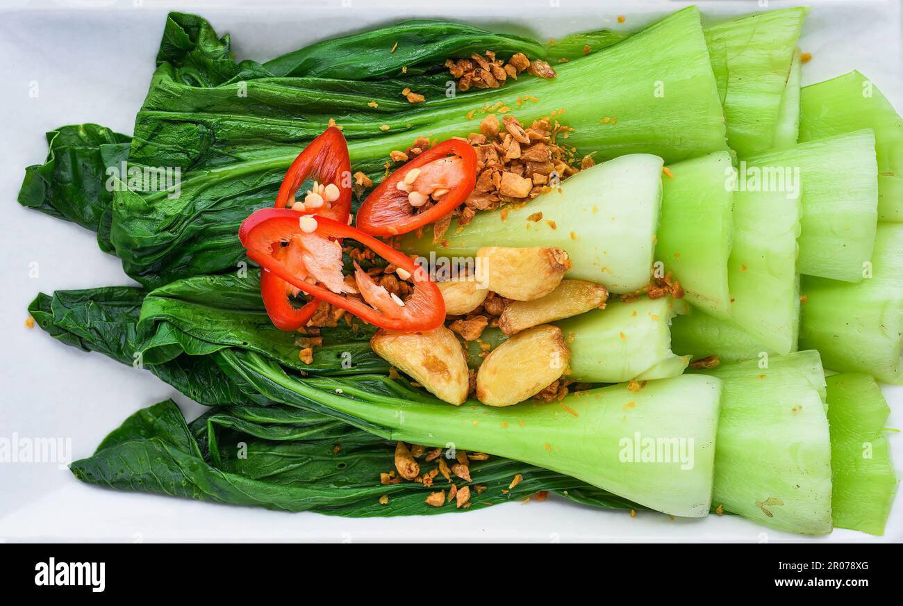 Vietnamita mescolare il cavolo fritto con aglio isolato su sfondo nero per un menu Foto Stock