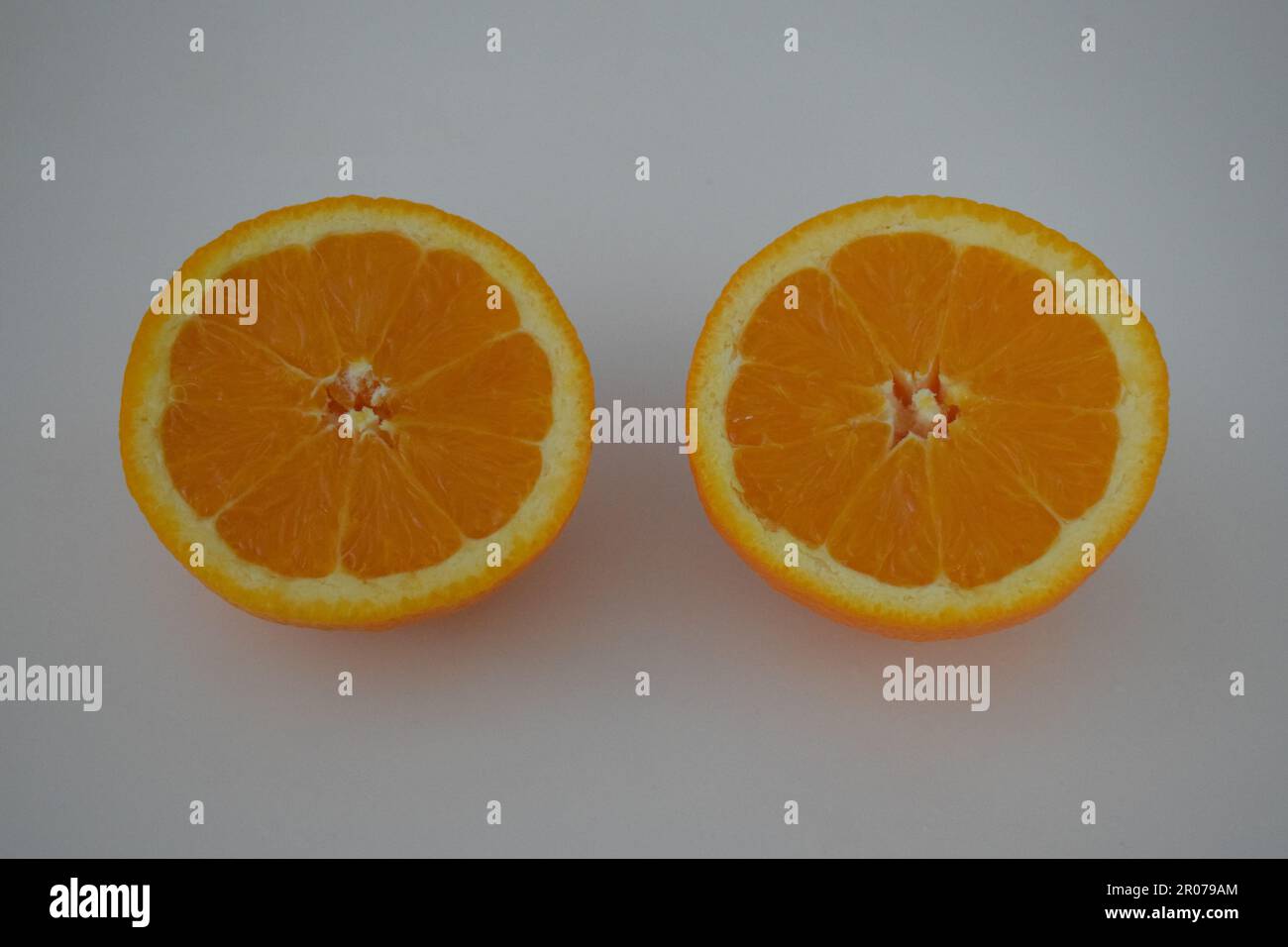 Metà arancio fresco, metà arancio tagliato, spuntino vitamina C, frutta , dieta , opzione sana, Foto Stock