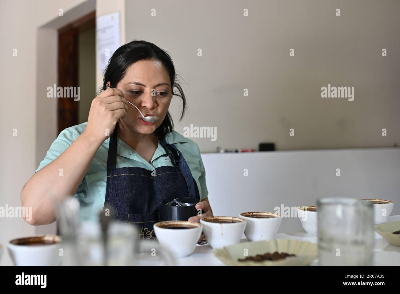 Marcala, Honduras. 6th maggio, 2023. Un caffè taster slurp caffè in una fabbrica di caffè a Marcala, Honduras, il 6 maggio 2023. Le condizioni naturali dell'Honduras sono ideali per la coltivazione del caffè ed è uno dei principali esportatori di caffè dell'America centrale. Credit: Xin Yuewei/Xinhua/Alamy Live News Foto Stock