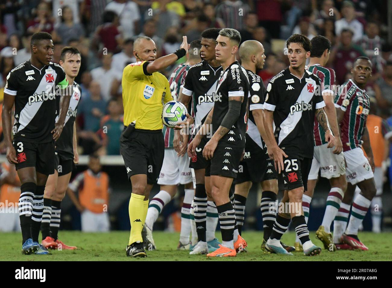 Rio de Janeiro, Brasile. 07th maggio, 2023. Leo Pele, Robson Bambu, Marlon Gomes e Puma Rodriguez do Vasco, si lamentano all'arbitro Wilton Pereira Sampaio durante la partita tra Fluminense e Vasco, per il 4th° round del Campionato brasiliano 2023, allo Stadio Maracana, questo sabato 06. €30761 (Marcello Dias/SPP) Credit: SPP Sport Press Photo. /Alamy Live News Foto Stock