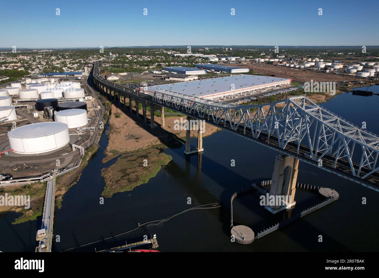Veduta aerea del New Jersey approccio a Outerbridge Crossing con campi di carri armati a Perth Amboy, New Jersey Foto Stock
