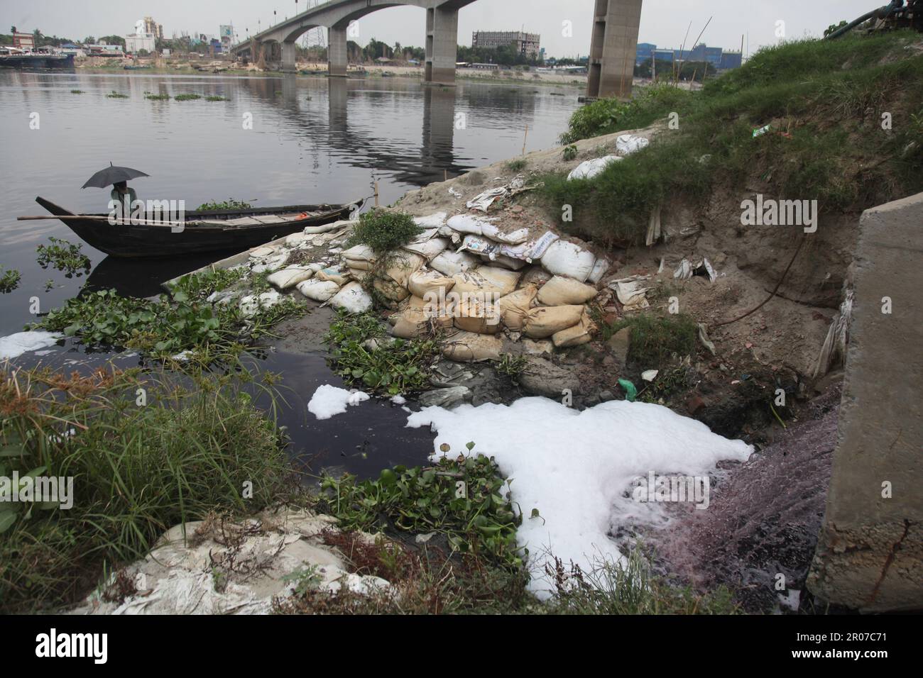 Fiume pollution05-05-2023 dhaka bangladesh shitalakshya fiume è costantemente inquinato da rifiuti tossici provenienti da INDUSTRIES.Nazmul Islam / Alamy Stock Liv Foto Stock