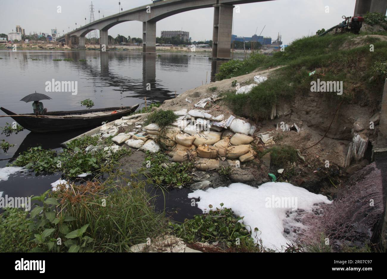 Fiume pollution05-05-2023 dhaka bangladesh shitalakshya fiume è costantemente inquinato da rifiuti tossici provenienti da INDUSTRIES.Nazmul Islam / Alamy Stock Liv Foto Stock