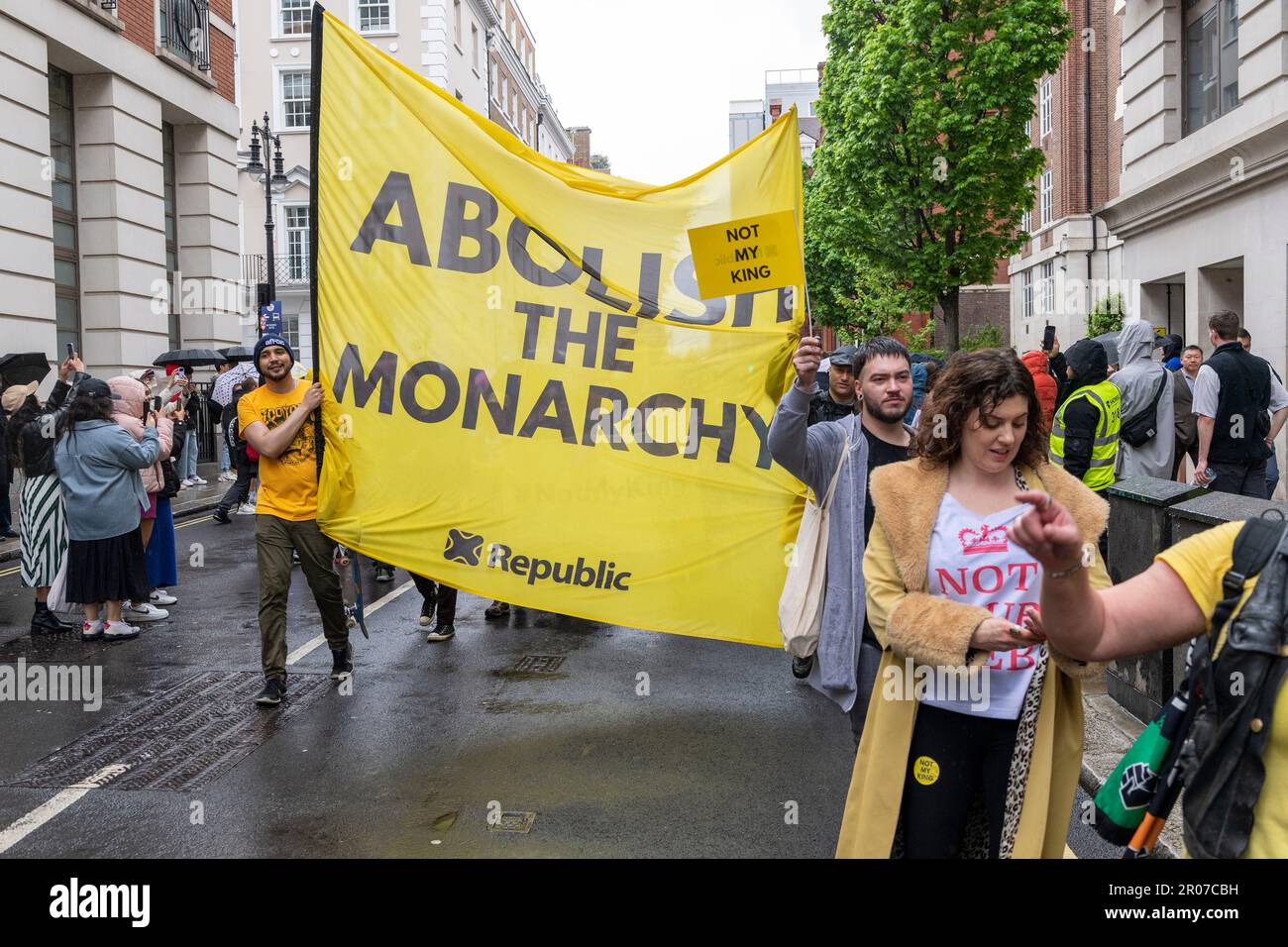 I manifestanti anti della monarchia tengono una dimostrazione durante l'incoronazione di King Charlies III, South Audley Street, Londra, Regno Unito. 6 maggio 2023 Foto Stock