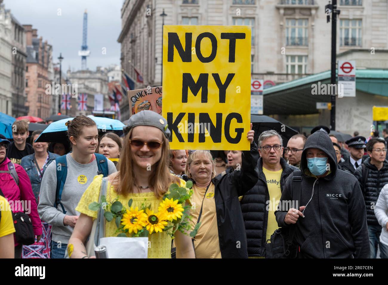 I manifestanti anti anti della monarchia tengono una dimostrazione durante l'incoronazione di Re Charlies III, Piccadilly, Londra, Regno Unito. 6 maggio 2023 Foto Stock