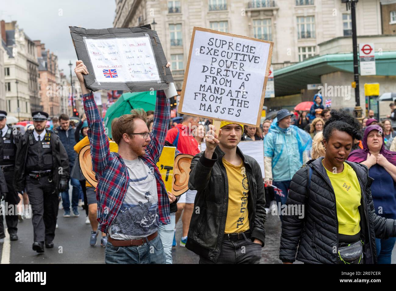 I manifestanti anti anti della monarchia tengono una dimostrazione durante l'incoronazione di Re Charlies III, Piccadilly, Londra, Regno Unito. 6 maggio 2023 Foto Stock