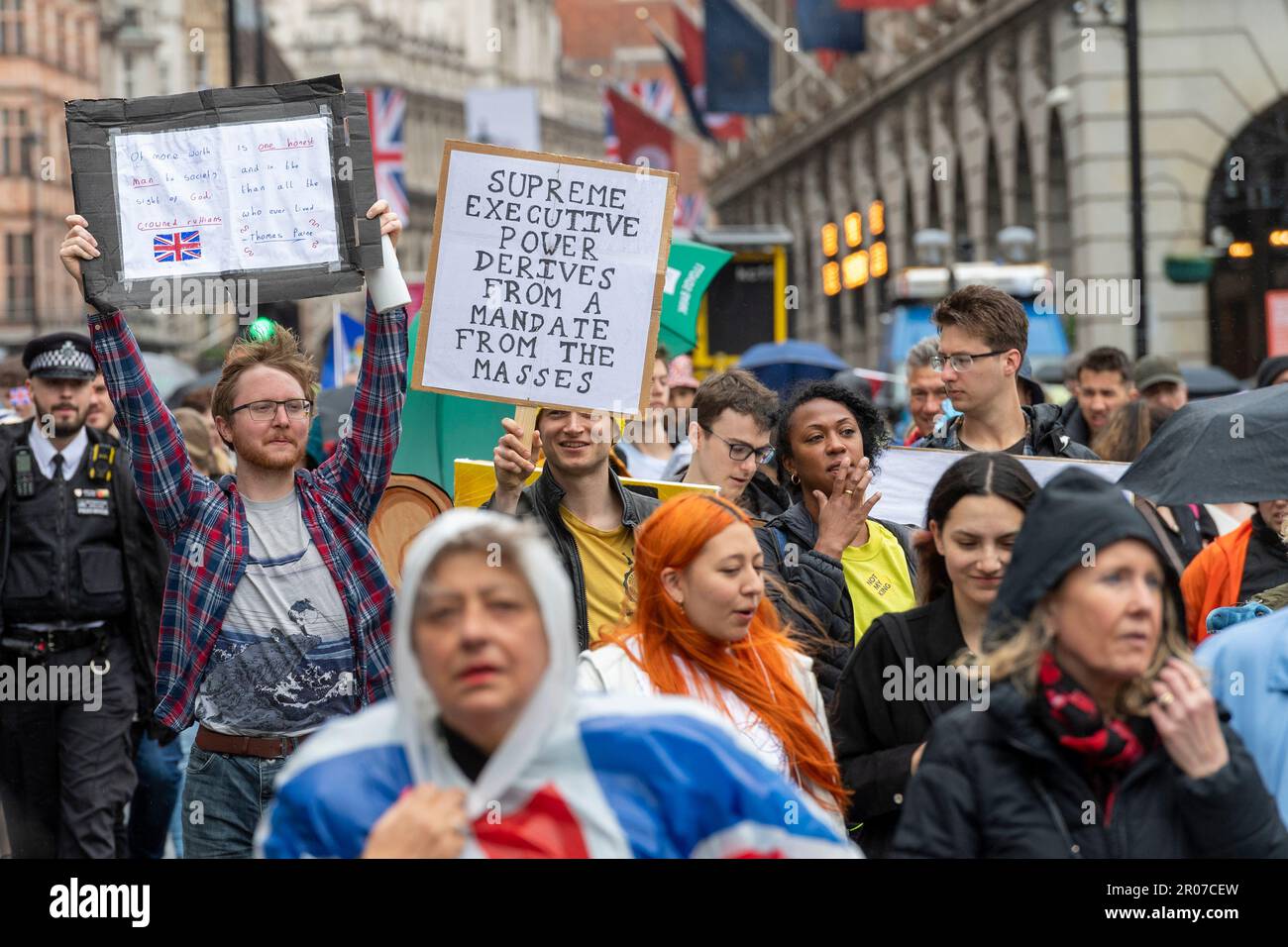 I manifestanti anti anti della monarchia tengono una dimostrazione durante l'incoronazione di Re Charlies III, Piccadilly, Londra, Regno Unito. 6 maggio 2023 Foto Stock