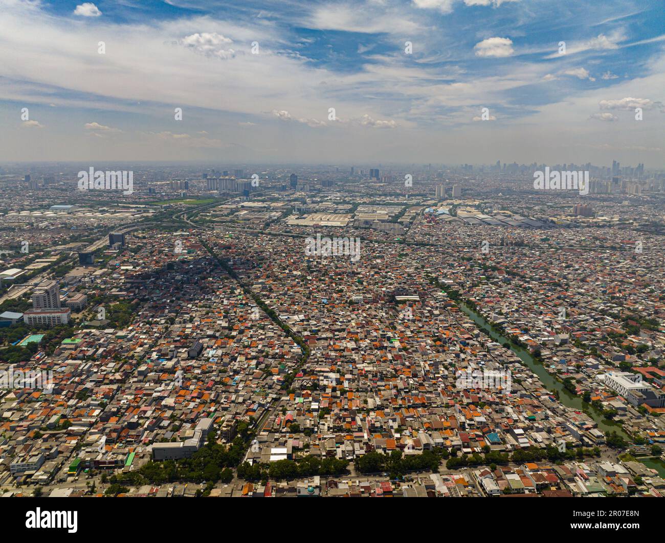 Drone aereo di baraccopoli e grattacieli a Giacarta. Paesaggio cittadino. Indonesia. Foto Stock