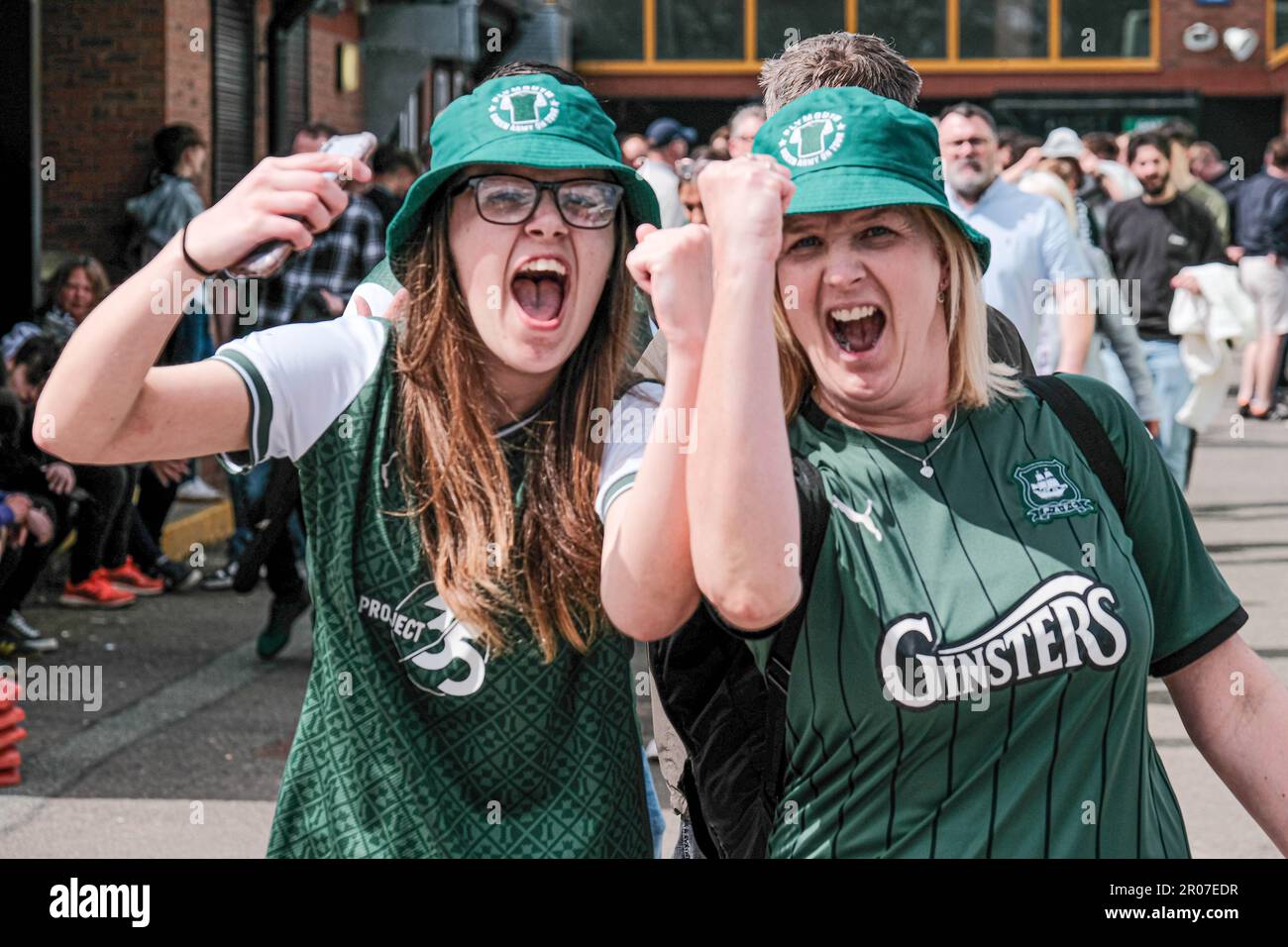 Port vale FC, Stoke on Trent, Regno Unito. 7th maggio 2023. I fan di Plymouth Argyle festeggiano la promozione come campioni della EFL Sky Bet League One con una vittoria di 1-3 su Port vale a vale Park, Stoke on Trent. Credit: Notizie dal vivo di Mark Lear / Alamy Foto Stock