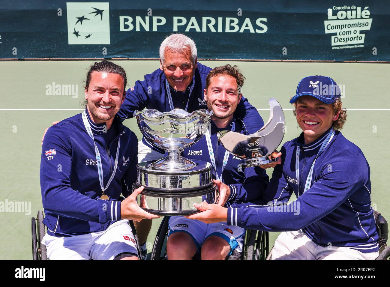 Vilamoura, Portogallo, 07th maggio 2023. La squadra di tennis su sedia a rotelle Gran Bretagna detiene il trofeo dopo aver vinto la Coppa del mondo maschile alla Vilamoura Tennis Academy. Foto: Frank Molter Credit: Frank Molter/Alamy Live News Foto Stock