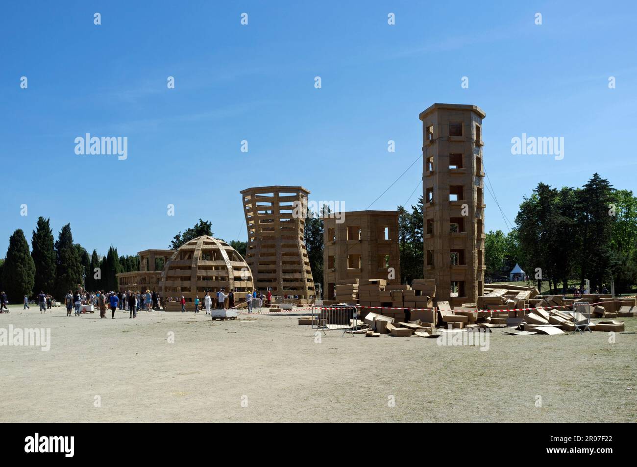ZAT (zona artistica temporanea) al Parc Montcalm. La Transumante: Scultura acrobatica in rivoluzione. Produzione circo qui - Johann le Guillerm. Montpellier, Occitanie, Francia Foto Stock