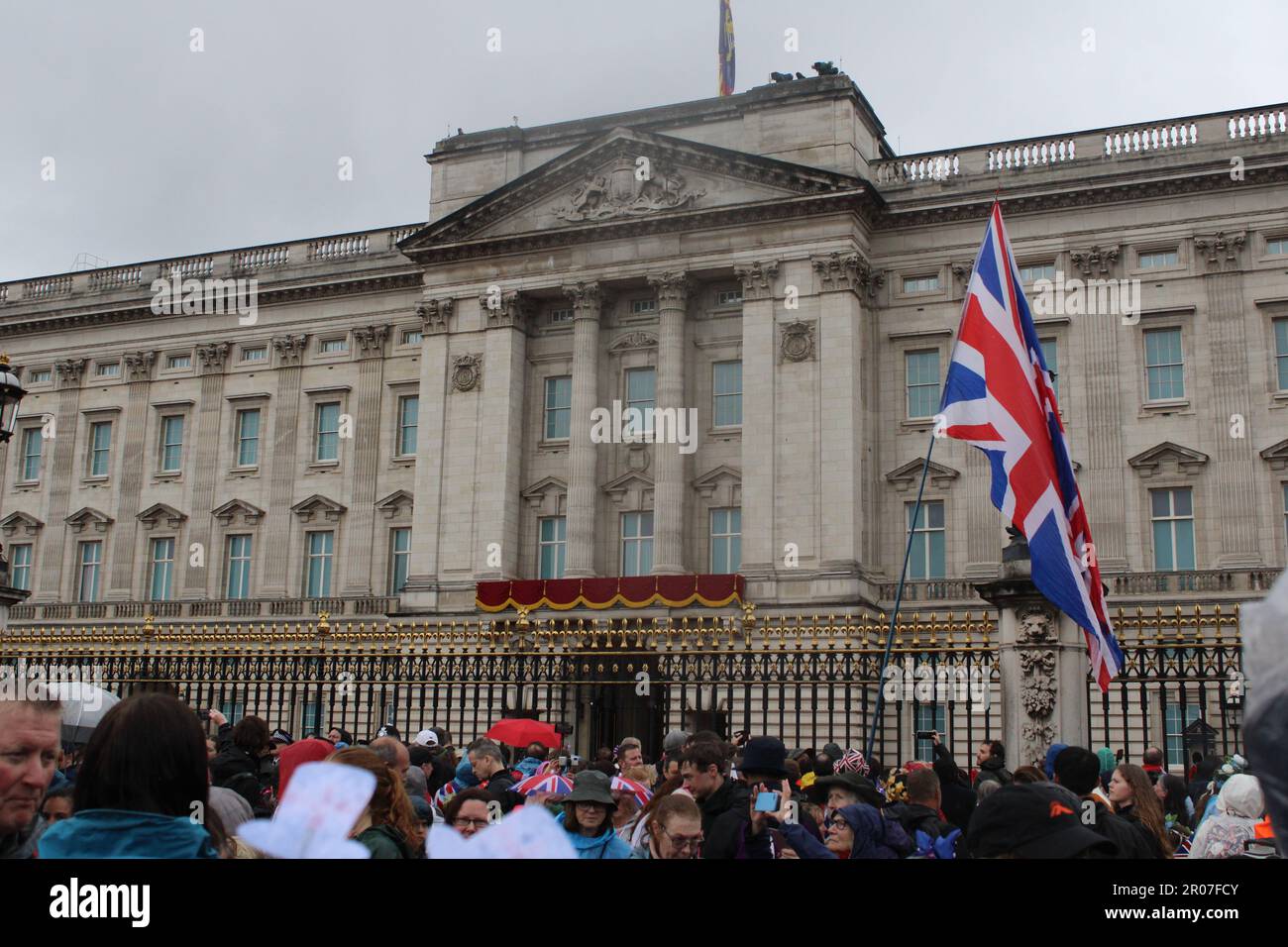 Buckingham Palace, Londra SW1A 1AA, Regno Unito. 6 maggio 2023. A seguito di una storica incoronazione reale e celebrata dalle folle numerate nei milioni che costeggiano il percorso della processione dell'incoronazione di Londra, il re Carlo III e la regina Consort Camilla, incoronati di recente, sono Uniti dai membri della Famiglia reale sul balcone frontale di Buckingham Palace, Mentre ricevono un saluto reale dall'esercito britannico posizionato nei Giardini del Palazzo sottostanti, e quindi guardano il tradizionale FlyPast condotto dalla Royal Air Force e dalla Royal Navy sopra i cieli sopra Londra. Credit: ©Julia Mineeva/EGBN TV News/Alamy L Foto Stock