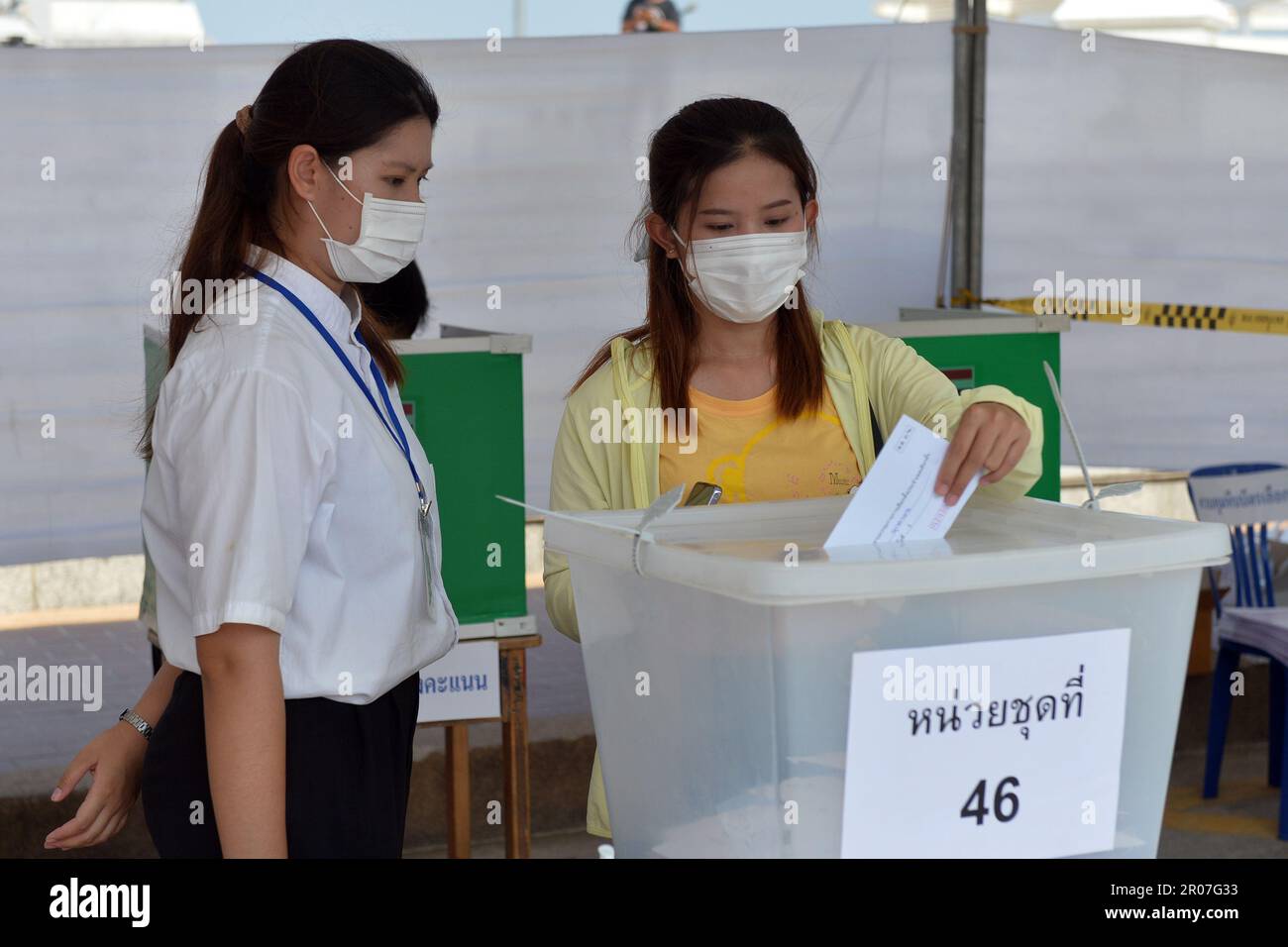 Bangkok, Thailandia. 7th maggio, 2023. Una donna lancia il suo voto in un seggio designato a Bangkok, Thailandia, 7 maggio 2023. La Thailandia ha tenuto la votazione anticipata domenica prima delle elezioni parlamentari previste per il maggio 14. Credit: Rachen Sageamsak/Xinhua/Alamy Live News Foto Stock