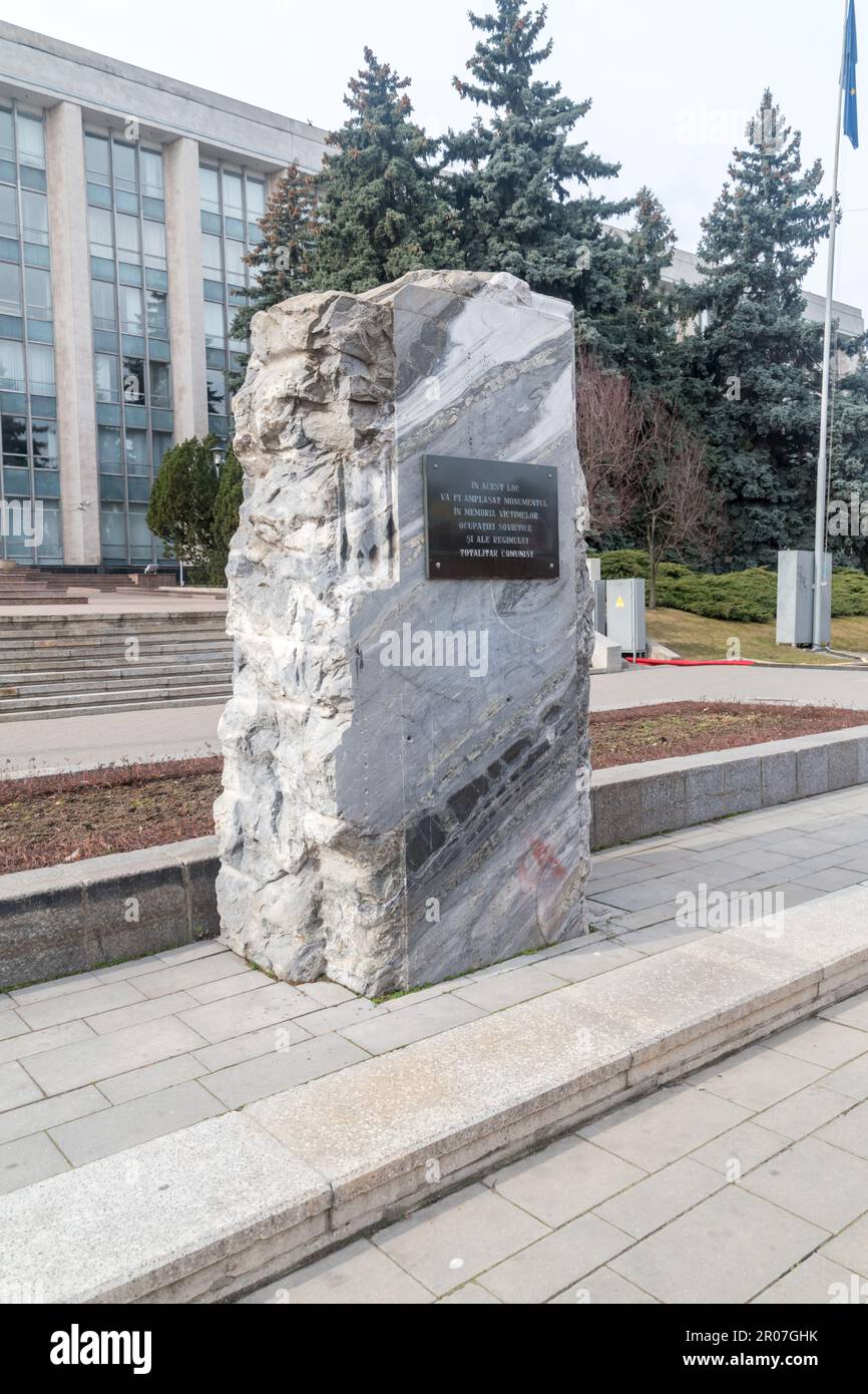 Chisinau, Moldova - 8 marzo 2023: Monumento in memoria delle vittime dell'occupazione sovietica e del regime totalitario comunista. Foto Stock