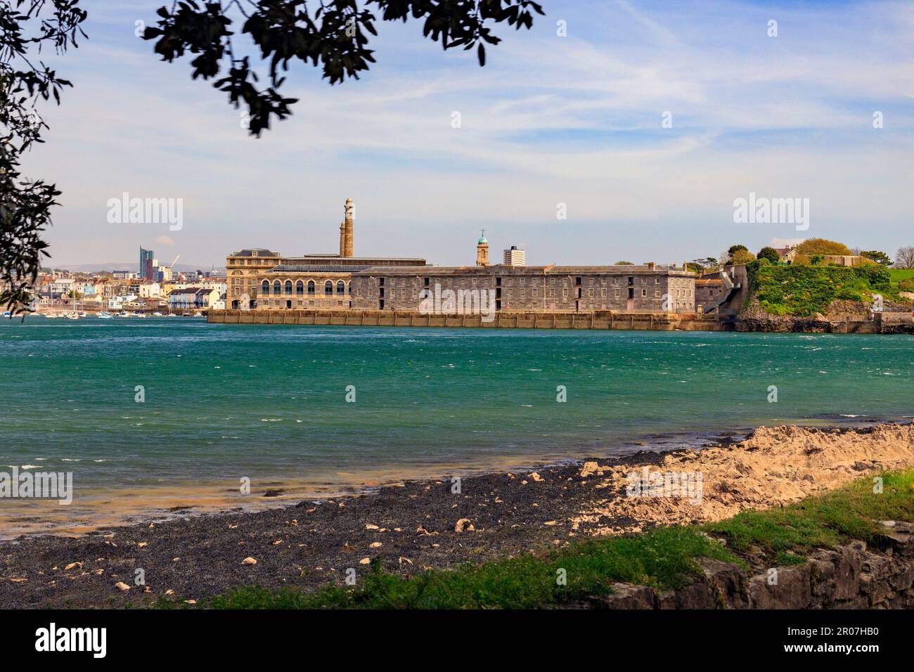 Royal William Yard, un ex cantiere di victualing della Royal Navy è ora una destinazione turistica, vista dal Mount Edgcumbe Country Park, Cornovaglia, Inghilterra, Regno Unito Foto Stock