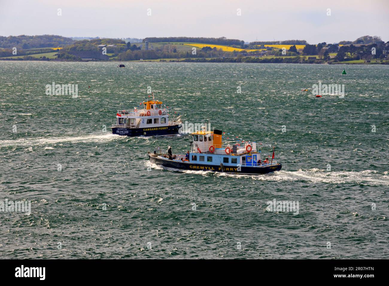 I traghetti passeggeri di Cremyll e Cawsand attraversano i sentieri nel Tamar River a Plymouth, Devon, Inghilterra, Regno Unito Foto Stock