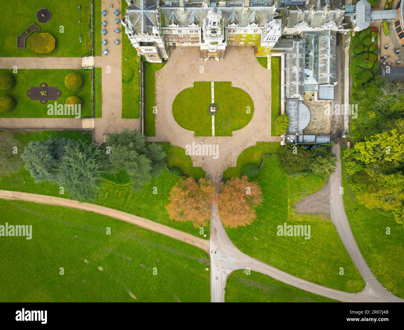 Vista dall'alto verso il basso della magnifica sala del 18th.mo secolo, ora usata come un hotel di prima classe. Che mostra le belle torri multiple e il cortile ornato. Foto Stock
