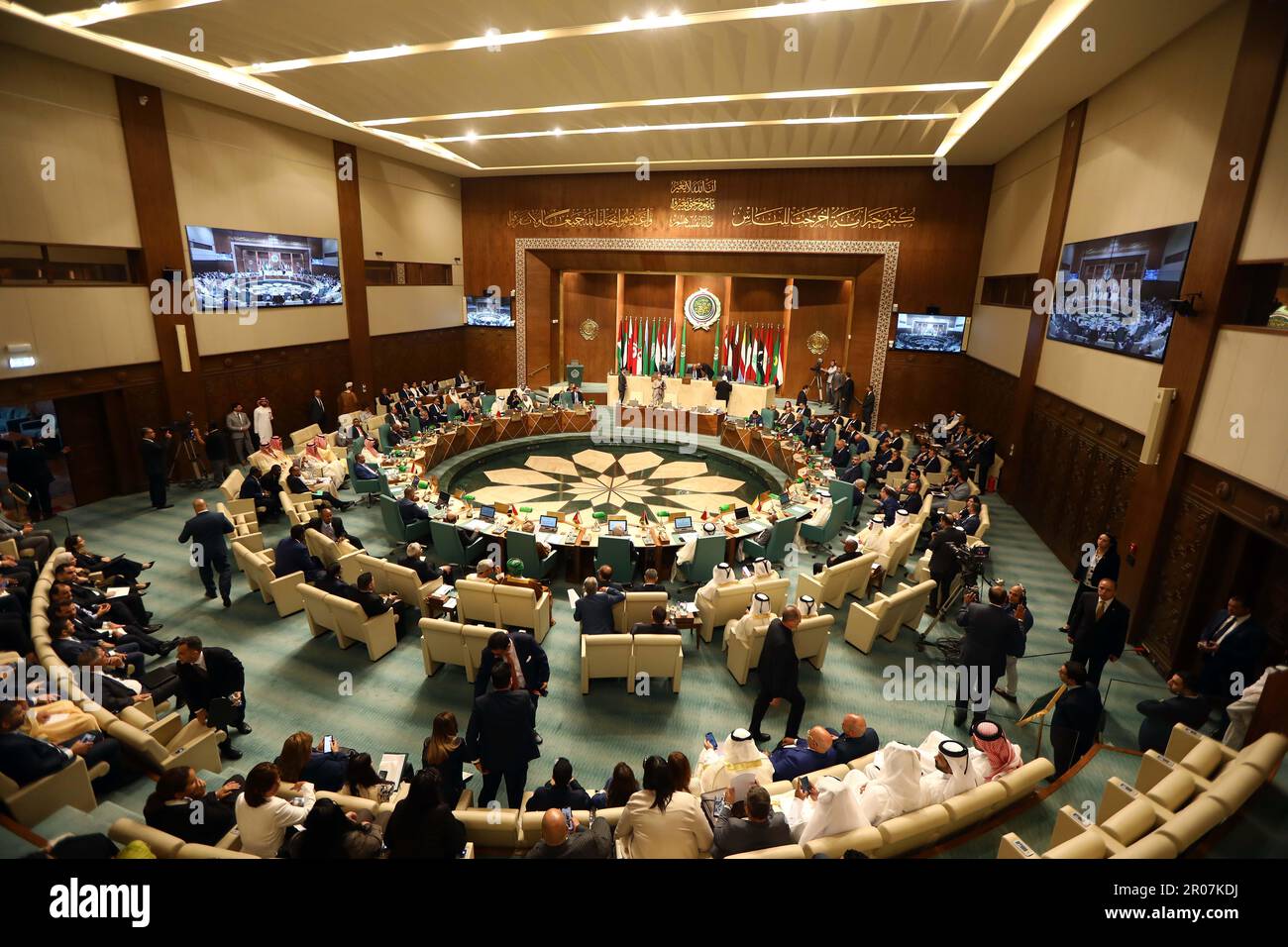 Il Cairo. 7th maggio, 2023. Questa foto scattata il 7 maggio 2023 mostra la scena di un incontro straordinario della Lega Araba (al) tenutosi al Cairo, in Egitto. I ministri degli Esteri arabi hanno deciso in una riunione straordinaria della Lega araba (al) tenutasi al Cairo domenica per ripristinare l'adesione della Siria alla lega dopo 12 anni di sospensione, ha dichiarato una dichiarazione finale dopo la riunione. Credit: Ahmed Gomaa/Xinhua/Alamy Live News Foto Stock