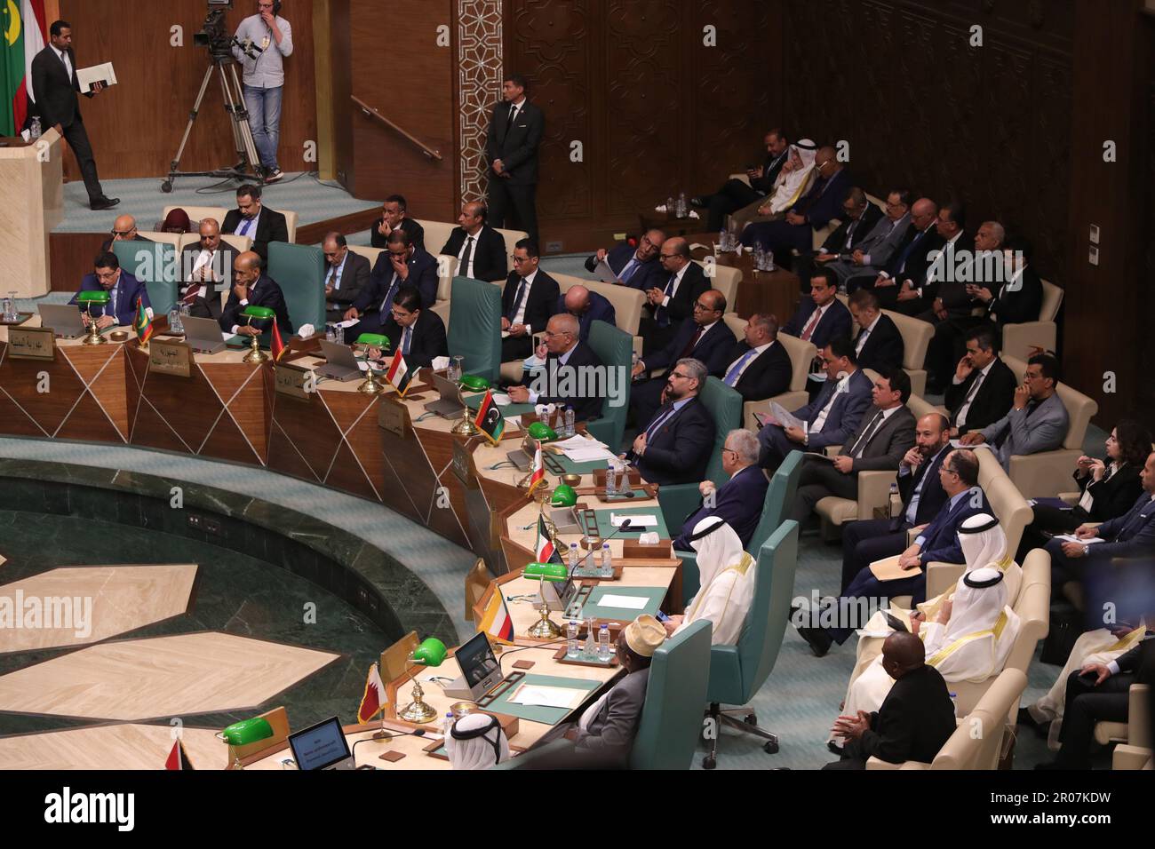 Il Cairo. 7th maggio, 2023. Questa foto scattata il 7 maggio 2023 mostra la scena di un incontro straordinario della Lega Araba (al) tenutosi al Cairo, in Egitto. I ministri degli Esteri arabi hanno deciso in una riunione straordinaria della Lega araba (al) tenutasi al Cairo domenica per ripristinare l'adesione della Siria alla lega dopo 12 anni di sospensione, ha dichiarato una dichiarazione finale dopo la riunione. Credit: Ahmed Gomaa/Xinhua/Alamy Live News Foto Stock