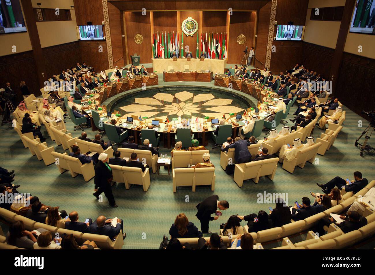 Il Cairo. 7th maggio, 2023. Questa foto scattata il 7 maggio 2023 mostra la scena di un incontro straordinario della Lega Araba (al) tenutosi al Cairo, in Egitto. I ministri degli Esteri arabi hanno deciso in una riunione straordinaria della Lega araba (al) tenutasi al Cairo domenica per ripristinare l'adesione della Siria alla lega dopo 12 anni di sospensione, ha dichiarato una dichiarazione finale dopo la riunione. Credit: Ahmed Gomaa/Xinhua/Alamy Live News Foto Stock