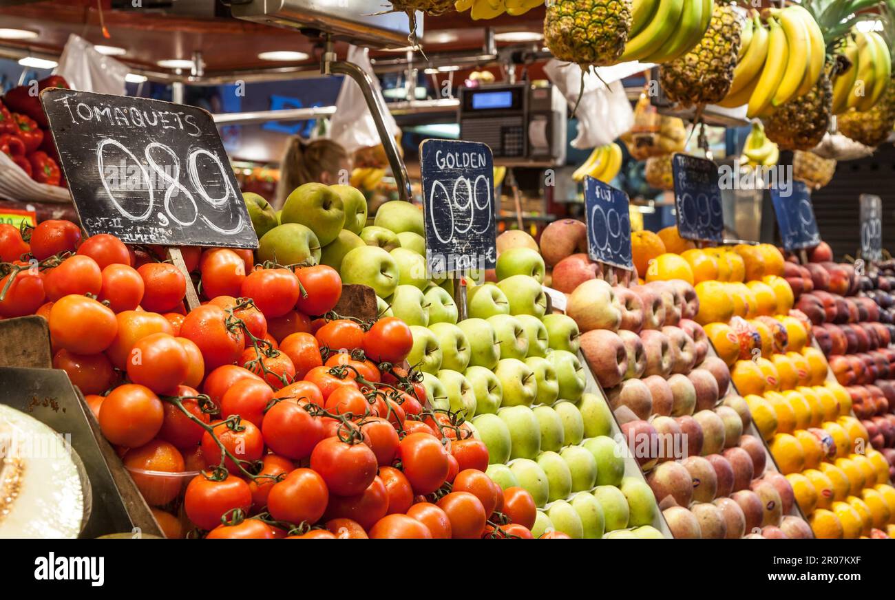 Dettaglio di un colorato mercato della frutta interno, prezzi in euro Foto Stock