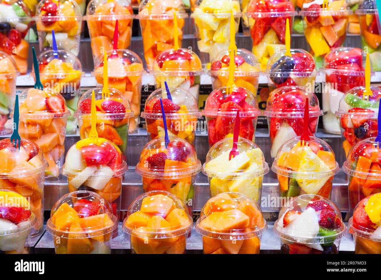 Foto a colori in questo dettaglio di macedonie di frutta esposta in un mercato spagnolo Foto Stock