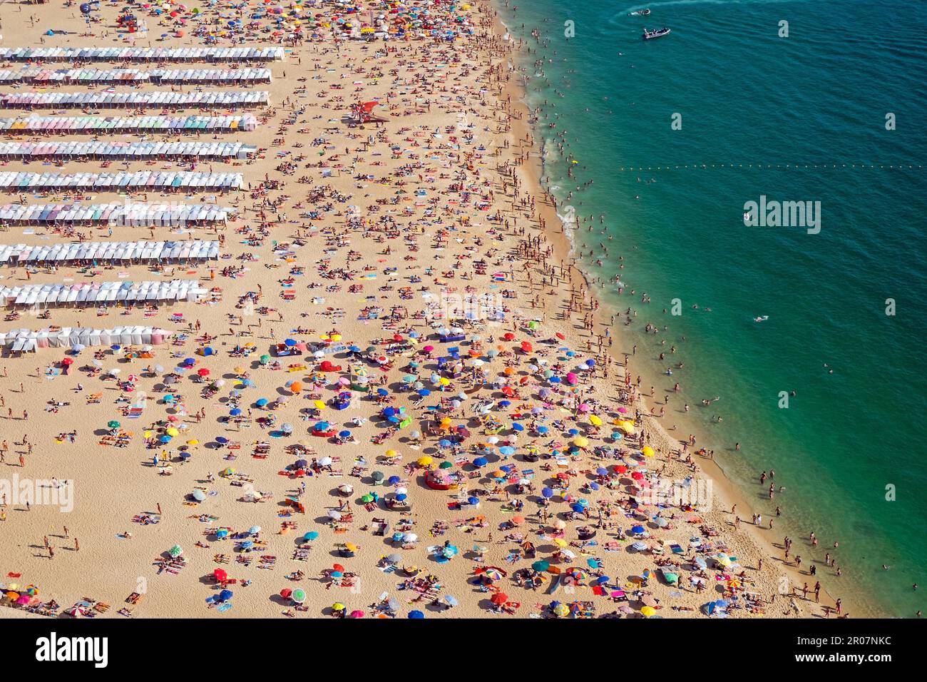 Spiaggia affollata sulla costa atlantica portoghese Foto Stock