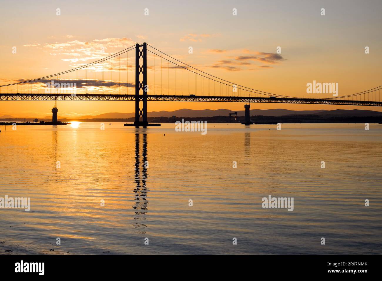 Ponte sul Firth of Forth al tramonto in Scozia, Gran Bretagna Foto Stock
