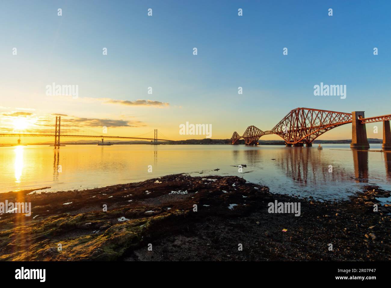 I due ponti sul Firth of Forth in Scozia al tramonto Foto Stock