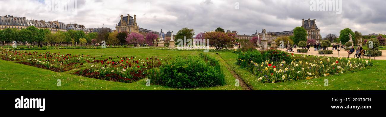 Parigi, Francia - Aprile 24 2023: Aiuole fiorite con iridi e tupe nel Giardino delle Tuileries a Parigi in primavera - Jardin des Tuileries Panora Foto Stock