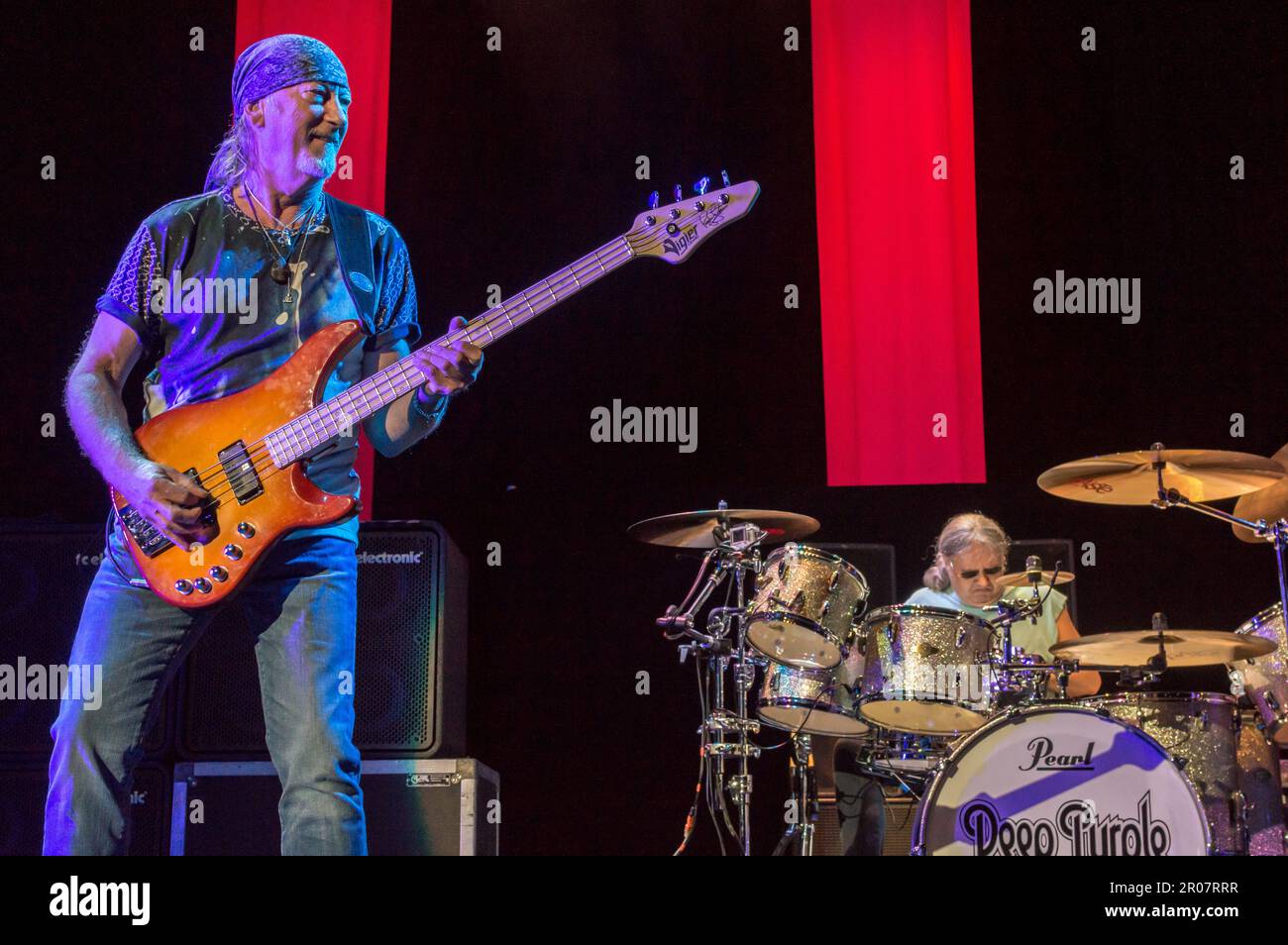 Costa Mesa, California, 6 agosto 2014: Il bassista Roger Glover e il batterista Ian Paice si esibiscono con Deep Purple all'anfiteatro del Pacifico. Foto Stock