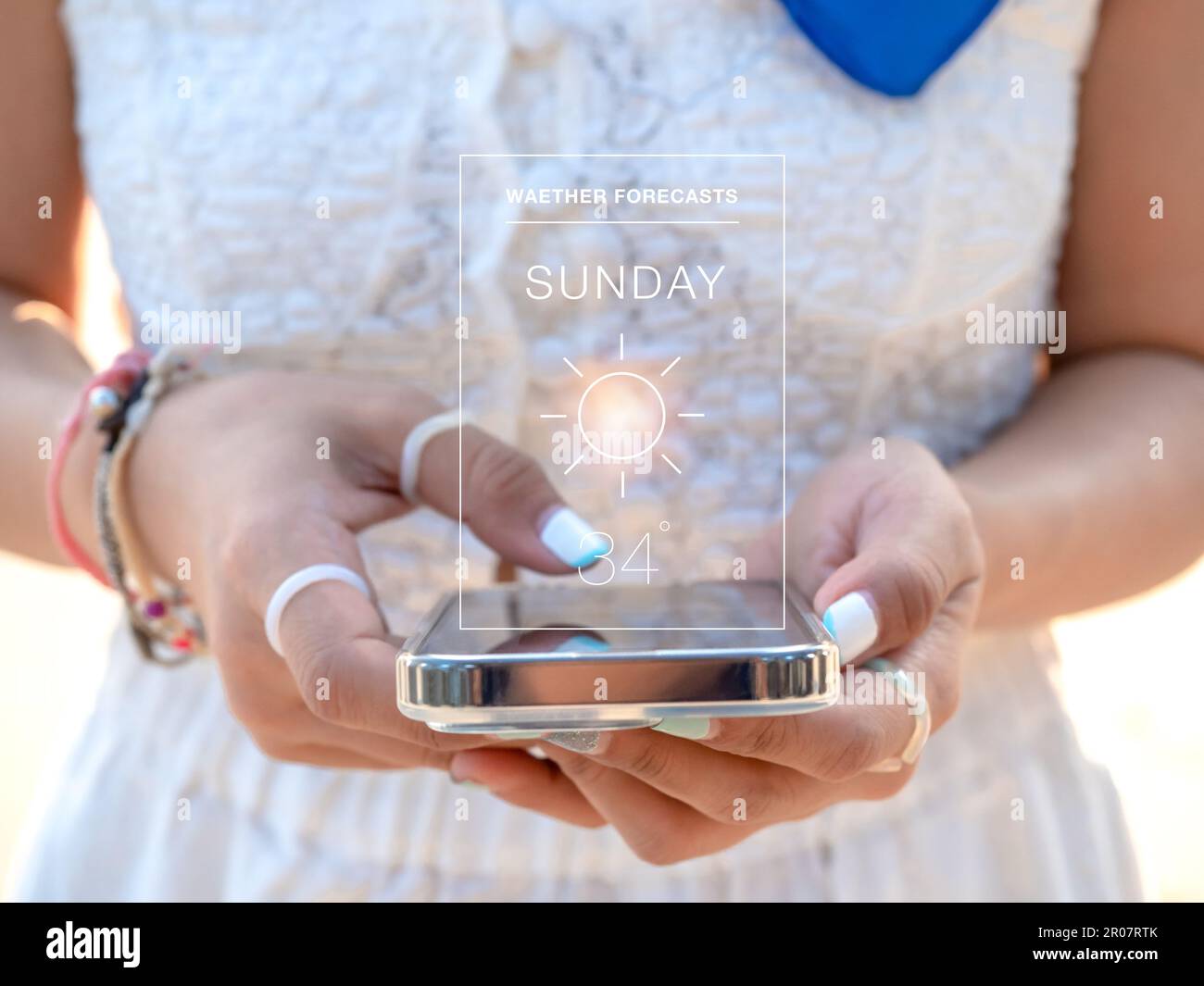 Previsioni meteo su smartphone. App per la visualizzazione delle previsioni del tempo domenica, temperatura e sole, le icone del clima vengono visualizzate sullo schermo virtuale dello Smart p mobile Foto Stock