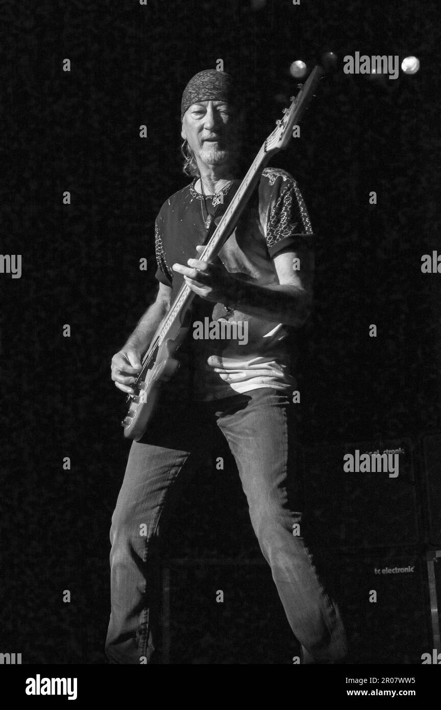 Costa Mesa, California, 6 agosto 2014: Il bassista Roger Glover suona con Deep Purple al Pacific Amphitheater nella California meridionale. Foto Stock