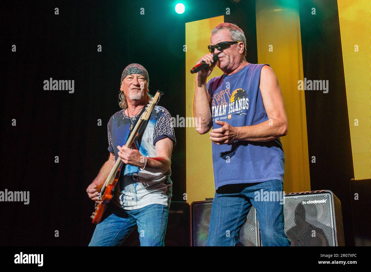 Costa Mesa, California, 6 agosto 2014: Il bassista Deep Purple Roger Glover e la cantante Ian Gillan si esibiscono presso il Pacific Amphitheater. Foto Stock