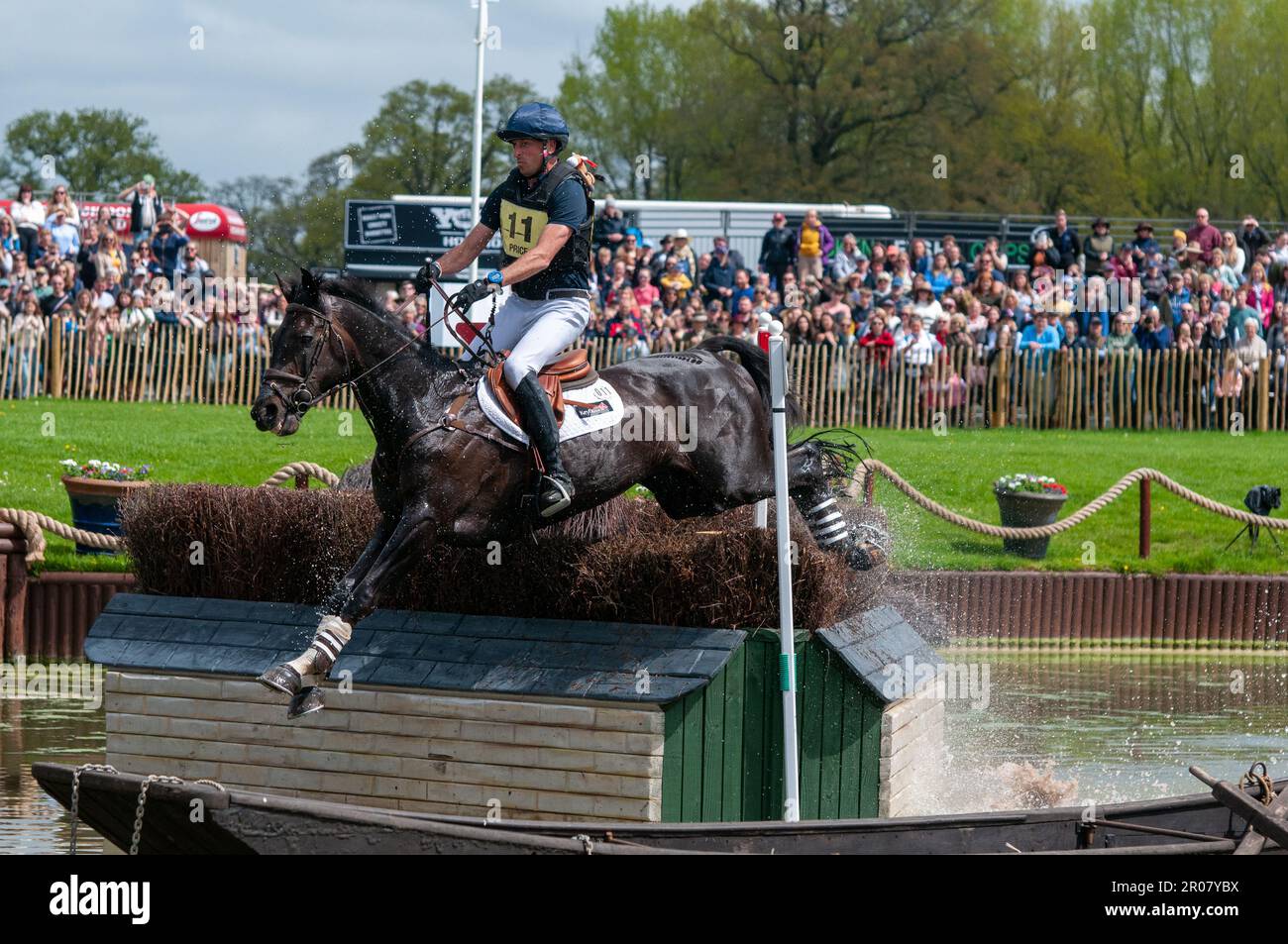 Tim Price cavalcando vitali in rappresentanza, Nuova Zelanda. 7th maggio, 2023. Durante la fase di Cross Country, il giorno 3 delle prove a Cavallo di Badminton del 2023 presentate DA MARS alla Badminton House vicino a Bristol, Gloucestershire, Inghilterra, Regno Unito. Credit: Jonathan Clarke/Alamy Live News Foto Stock