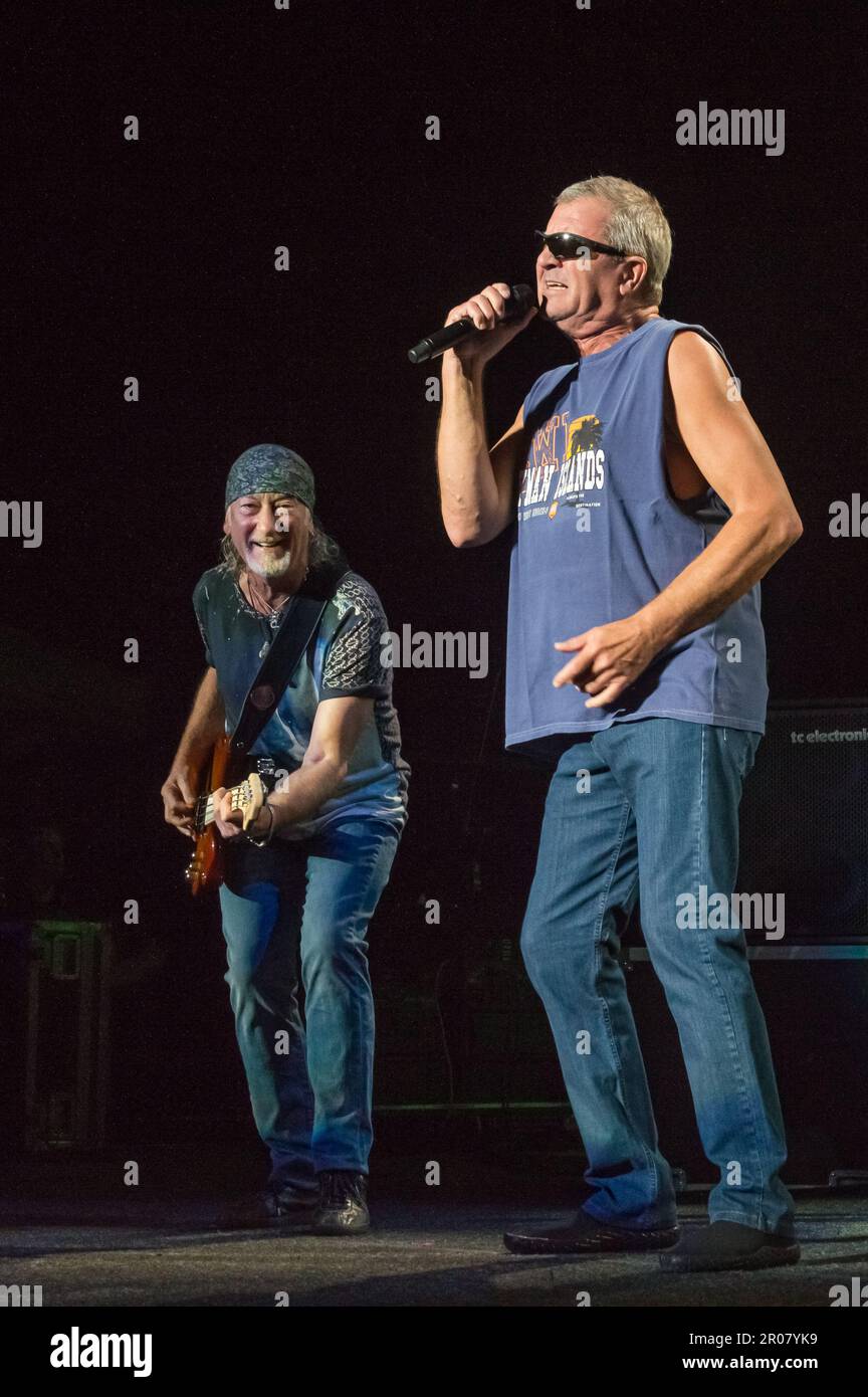Costa Mesa, California, 6 agosto 2014: Il bassista Deep Purple Roger Glover e la cantante Ian Gillan si esibiscono presso il Pacific Amphitheater. Foto Stock