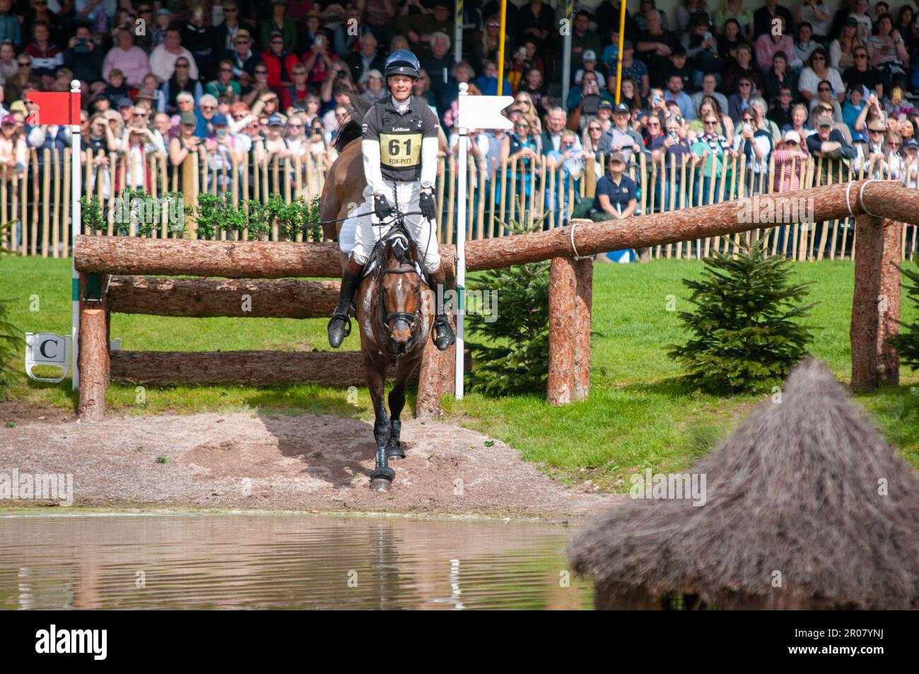 William Fox-Pitt cavalcando Grafennacht rappresenta GRANDE, Regno Unito. 7th maggio, 2023. Durante la fase di Cross Country, il giorno 3 delle prove a Cavallo di Badminton del 2023 presentate DA MARS alla Badminton House vicino a Bristol, Gloucestershire, Inghilterra, Regno Unito. Credit: Jonathan Clarke/Alamy Live News Foto Stock