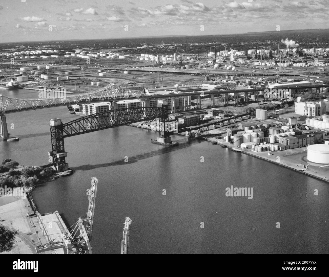 Vista del Goethals Bridge e delle fattorie di carri armati di Jersey che guardano a sud-sud-ovest - Goethals Bridge, Spanning Arthur Kill dal New Jersey a Staten Island, Richmond County, NY, 1991 Foto Stock